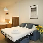 Valentia Modern And Comfortable Beachside Style 公寓