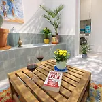 Walk - 20 Min - Beautiful Private Patio Apartament *