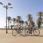 דירה Beachfront Family With Pool *