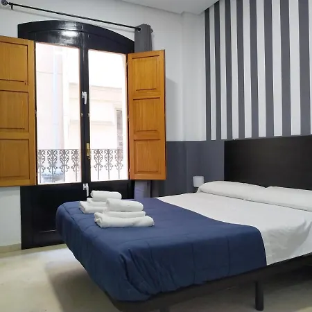 Flats Friends Plaza De La Reina 2*
