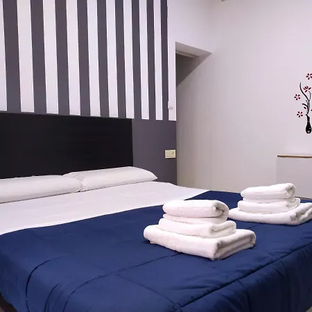 Flats Friends Plaza De La Reina بيت ضيافة فالنسيا