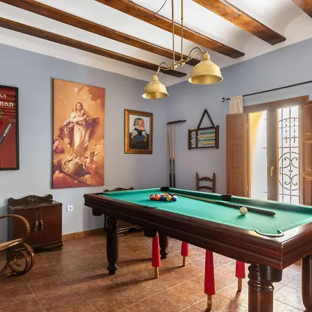 Cosy Holiday In With Billiards And Barbecue *