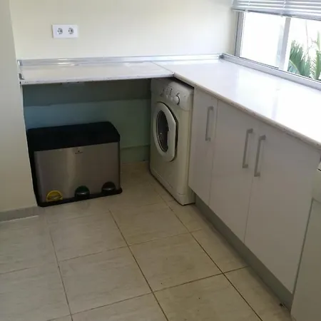 Апартаменты Lovely Three Bedroom Wifi Near Beach Валенсия