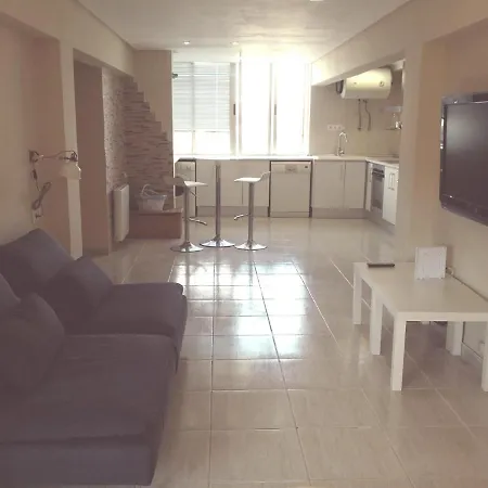 Lovely Three Bedroom Wifi Near Beach Апартаменты *