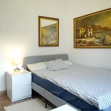 La Marina With Private Bathroom Homestay *