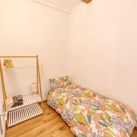 Beams & Bricks Apartment *