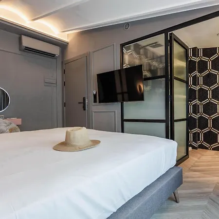 Reina 107 Boutique בית הארחה 4*