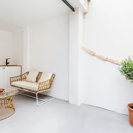 Hébergement de vacances Three Floor House With Terrace
