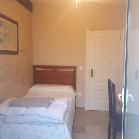 Room In Guest Room - Quiet Single Room In Valencia, With Large Terrace For Pets Πανσιόν