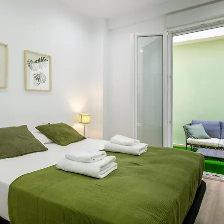 With Fluffy Beds & Private Patio Appartement