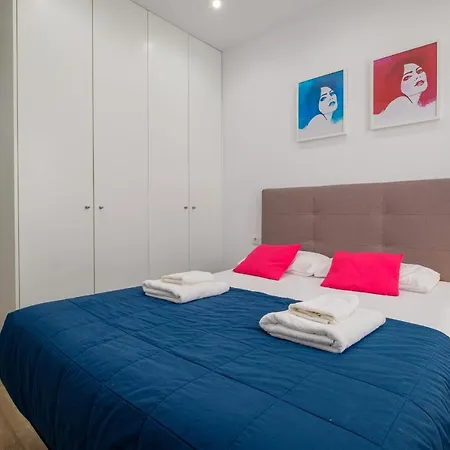 Spacious Clean & Colorful Quiet Zone Apartment