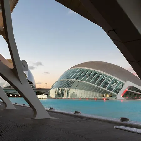 Luminoso. Comodo. Acogedor. Wifi. Junto A Ave Apartamento Valencia