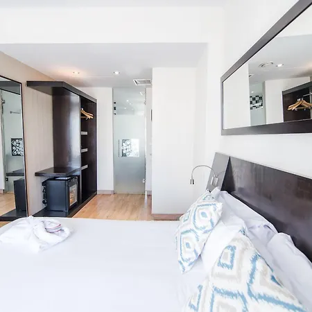 Hotel Petit Palace Plaza De La Reina 3*