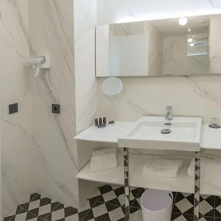 أس أتش إنغلز البوتيكي 4*