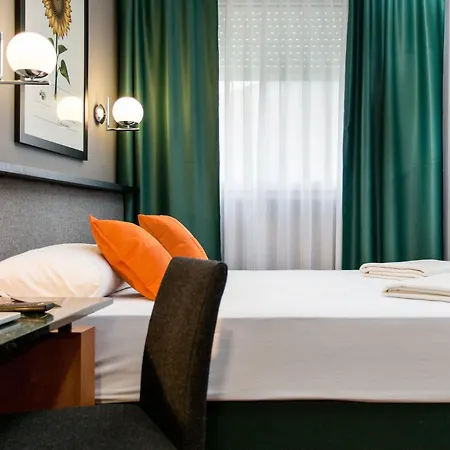 Malcom And Barret Hotel 3*