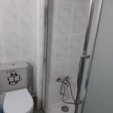 Habitación Grande En Piso Compartido Con 2 Adultos Y 1 Perrito Quarto em Acomodações Particulares