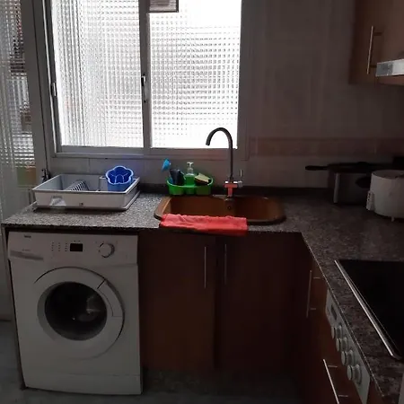 Habitación Grande En Piso Compartido Con 2 Adultos Y 1 Perrito Quarto em Acomodações Particulares Valência