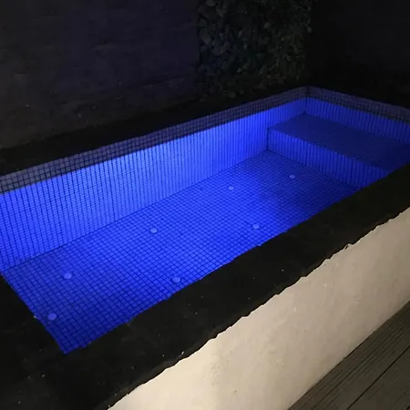 Pequeño Con Mini Piscina *