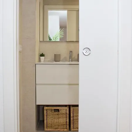 شقة Spacious And Modern Apartment Close To The Beach!