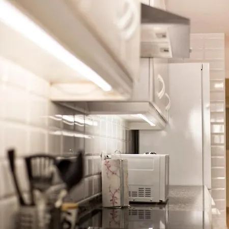 Spacious And Modern Apartment Close To The Beach! شقة