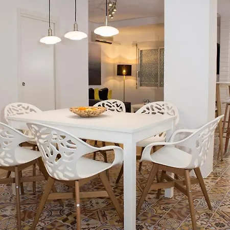 Spacious And Modern Apartment Close To The Beach! شقة *