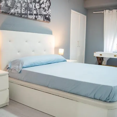 Immaculate 12-Bed Apartment In Valencia شقة *