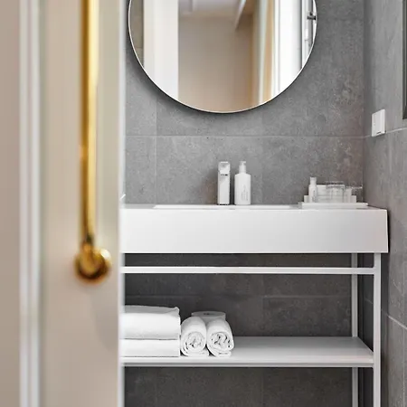 Mate Cosmo - Centre,