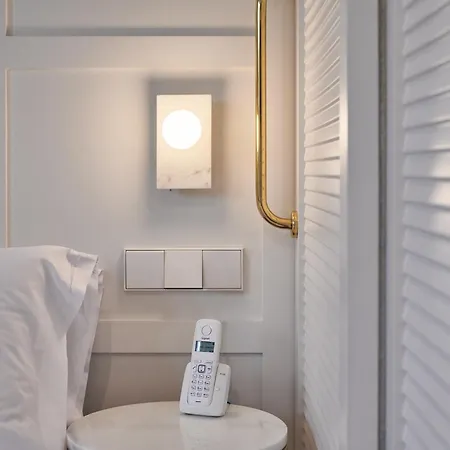 Mate Cosmo - Centre,