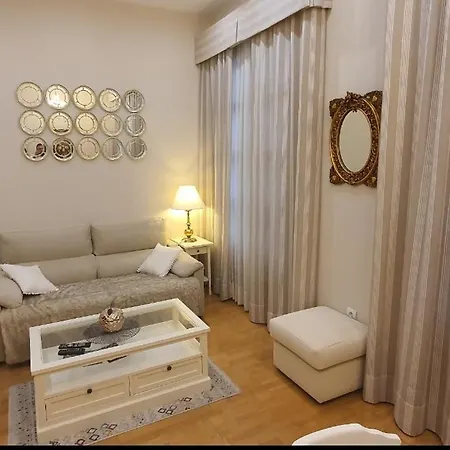 Cozy Luxury Apartments*****. The Center شقة