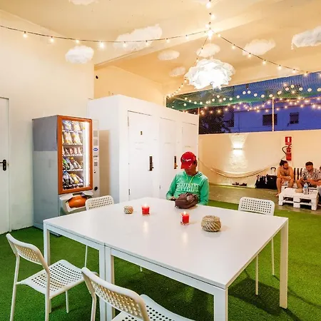 Capsule Hostel *