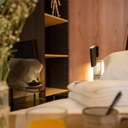 Daire Neobeds - Stylish Modern 1br Near Old Town & Steps From Turia Park *