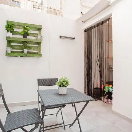 Дом отдыха Lovely With Sunny Patio Near The