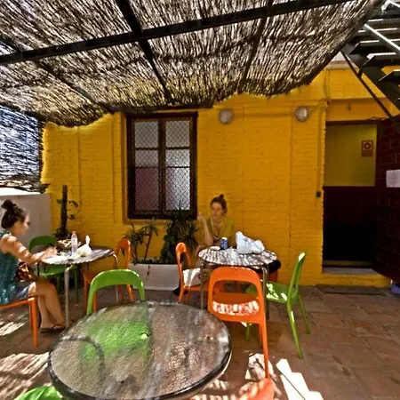 אכסניה Feetup Backpackers *