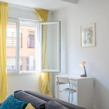 Modern, Stylish With Balcony Lägenhet *