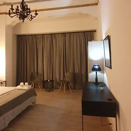 Flats Puente Ademuz De 3 شقة