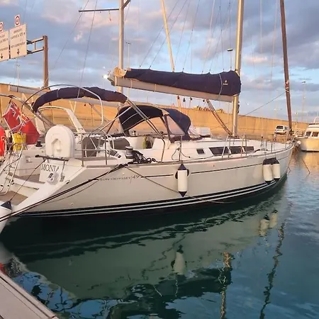 Botel Velero Monia