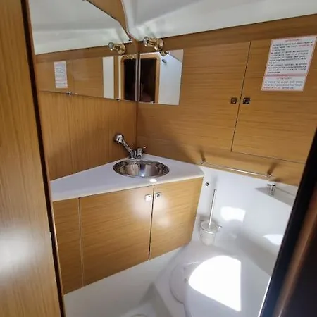 Velero Monia Botel *