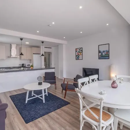 Modern Penthouse With Private Terrace 아파트