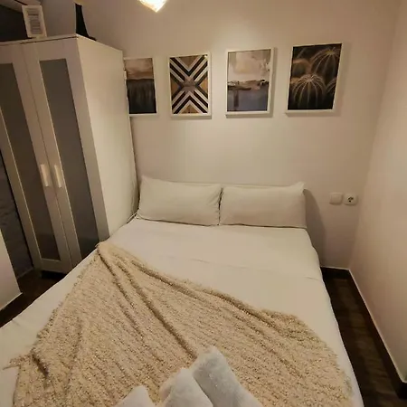 Pequeno Con Mini Piscina - No Climatizada Apartamento *