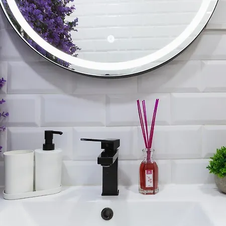 Artsy Large Getaway - 2 Bedroom W Huge Patio - Great For Families And Digital Nomads