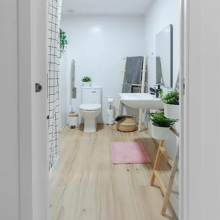 Apartment Artistic Digital Retreat-great Location Near Metro