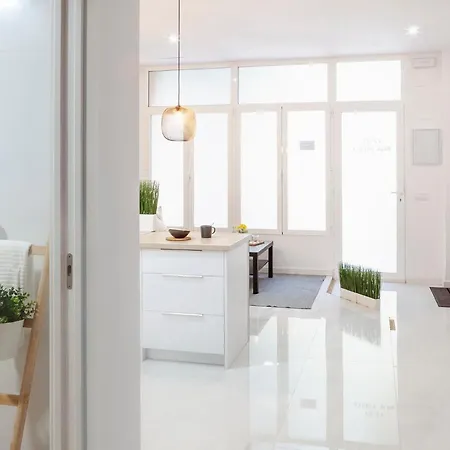 Artistic Digital Retreat-great Location Near Metro