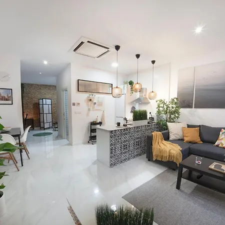 Artistic Digital Retreat-great Location Near Metro