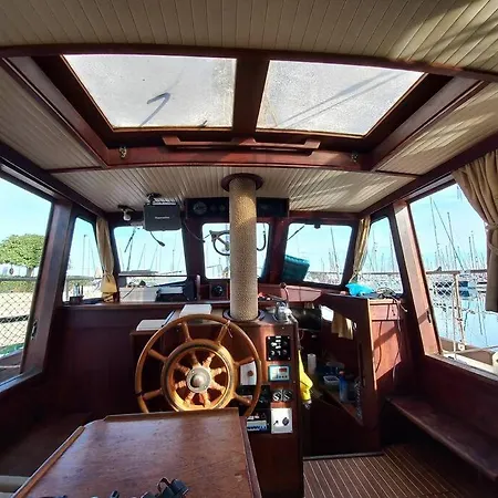 Excelente Velero Clasico En Hotel en barco Valencia