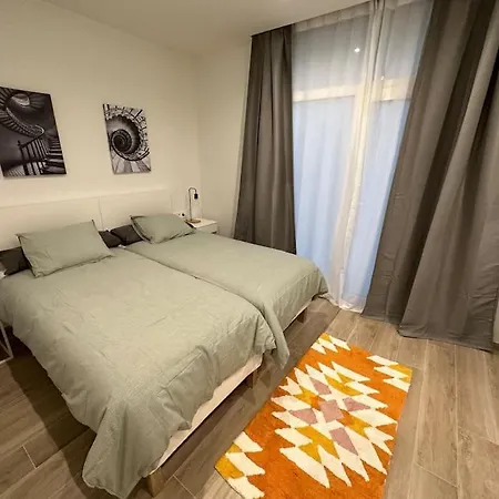 Precioso Con Patio. Pyp Валенсия