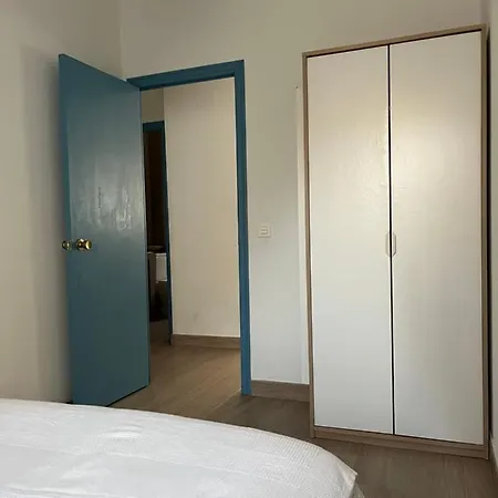 Modernized 3-bedroom Flat 500m To The Apartment *