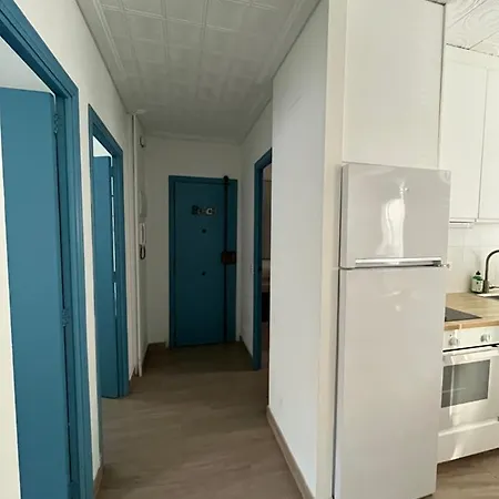 Modernized 3-bedroom Flat 500m To The Apartment