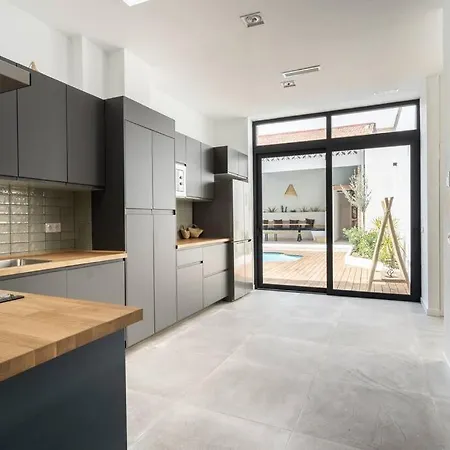 Maison Avec Piscine A *