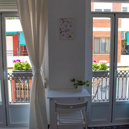 Bright Apt With Balcony Between Beach & Center 6P شقة