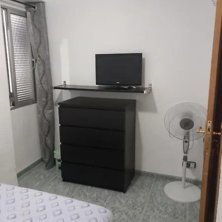 Quarto em Acomodações Particulares Habitación Grande En Piso Compartido Con 2 Adultos Y 1 Perrito